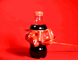 輕輕一拉瓶標，可樂秒變新年禮物！
